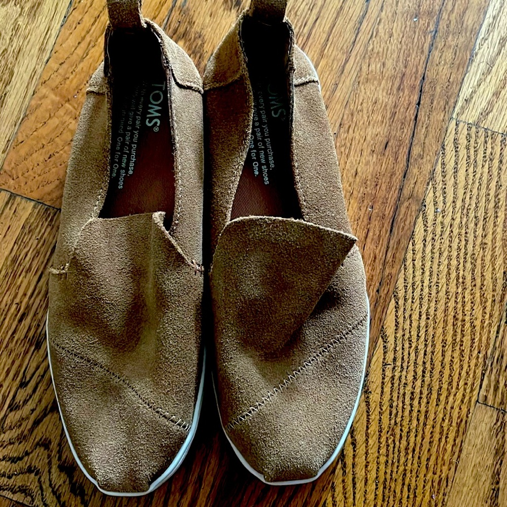 TOMS LADIES NWOT  SLIP ON SUEDE FLATS TOPSTITCHED WARM TAN SZ 5 ALPARGATA STYLE